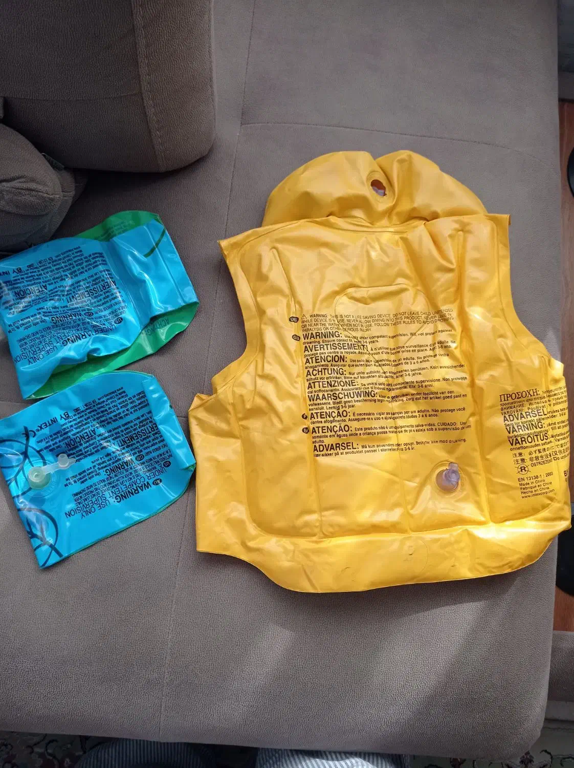 جلیقه نجات و بازوبند شنا وکلاه اسکیت با تجهیزاتش|غواصی و ورزش‌های آبی|تهران, نارمک|دیوار