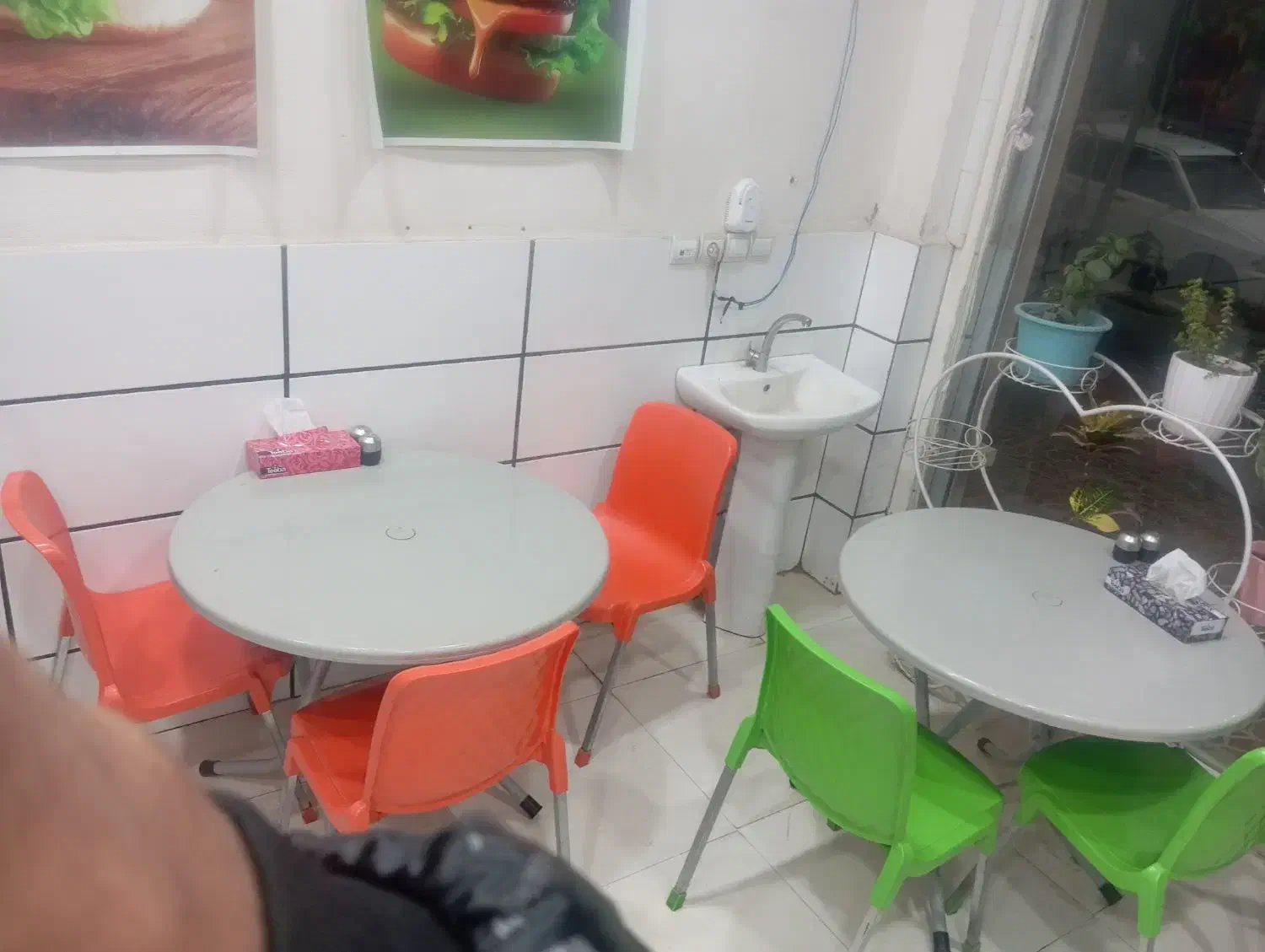 میز صندلی|کافی‌شاپ و رستوران|نگین شهر, |دیوار