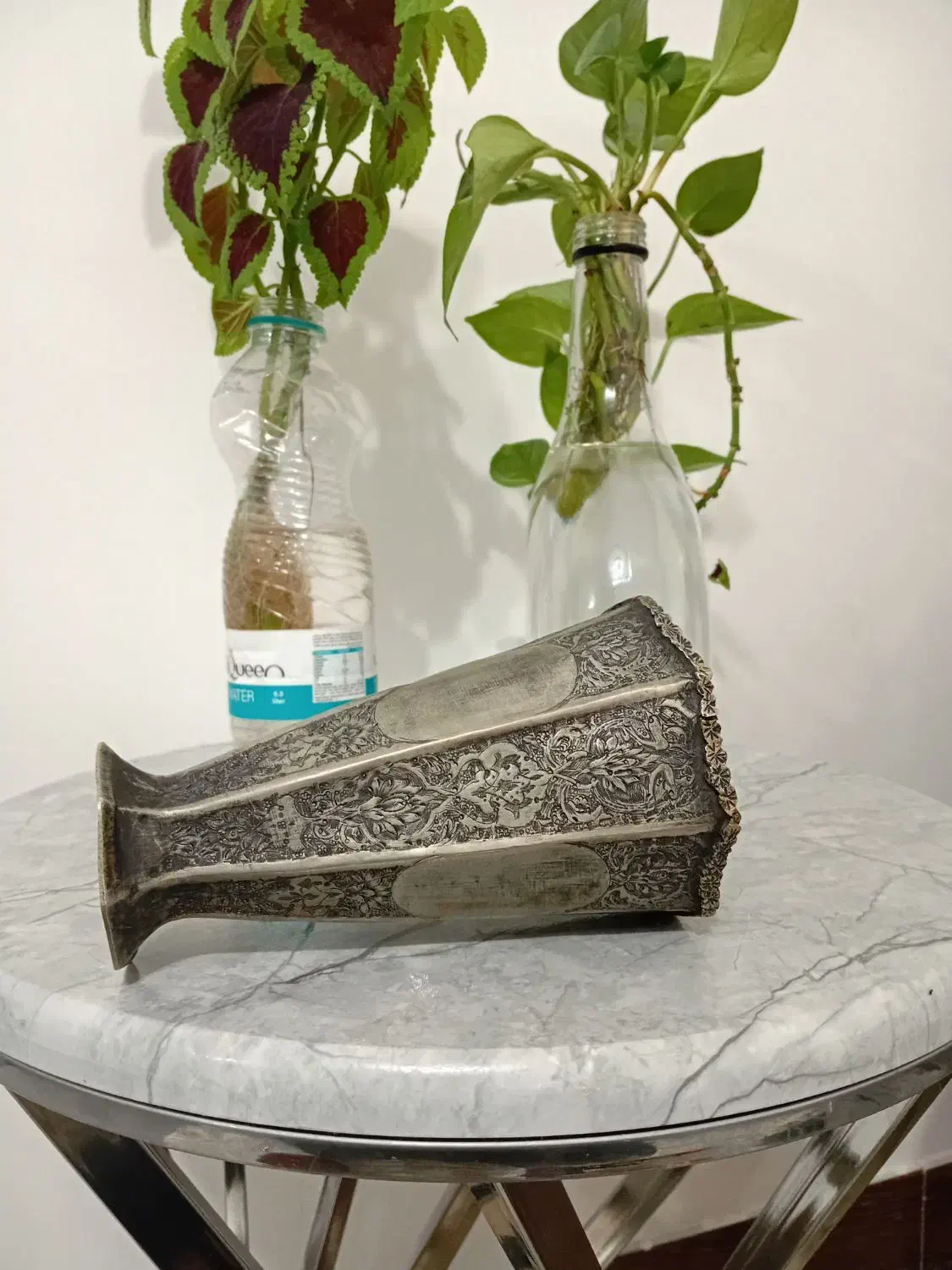 گلدان نقره قلمکاری .دوران قاجاری|کلکسیون اشیاء عتیقه|مهاباد (آذربایجان غربی), |دیوار