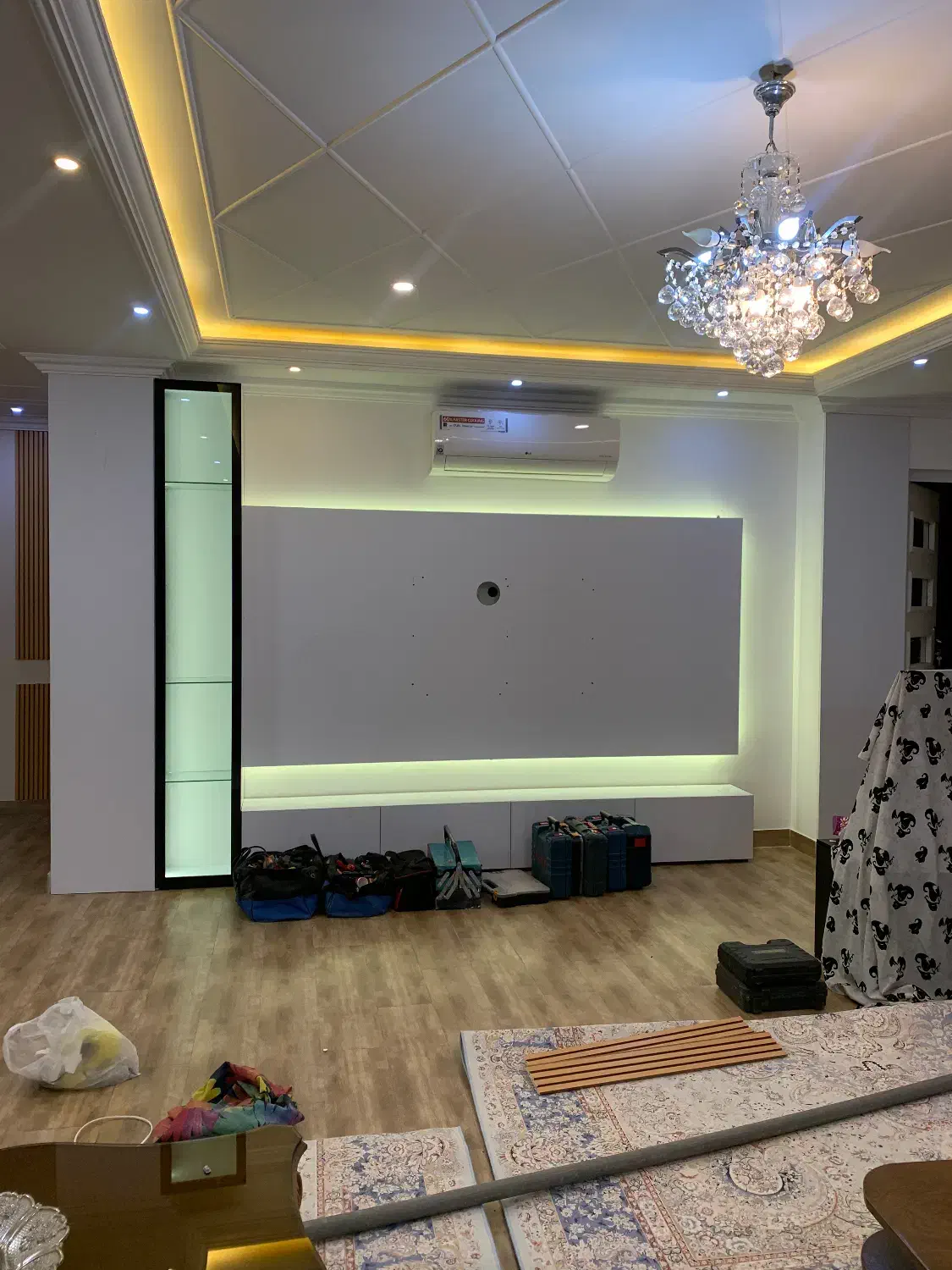 نصاب کاغذ دیواری حرفه ای و بدون کوچیکترین نقصی|خدمات پیشه و مهارت|ماسال, |دیوار