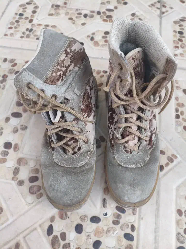 پوتین نظامی مشکی و خاکی|کیف، کفش، کمربند|آغاجاری, |دیوار