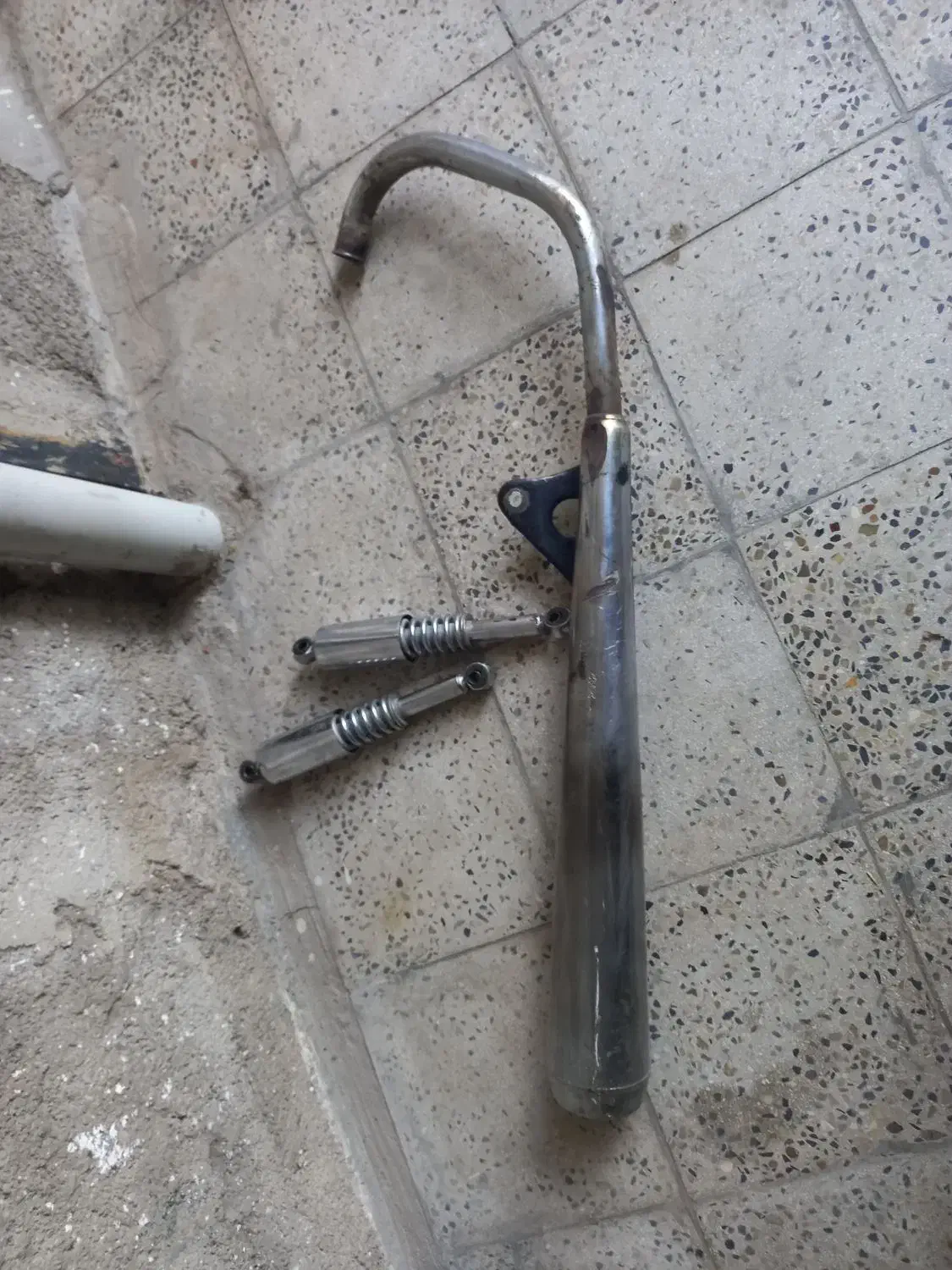 اگزوز و کمک عقب موتور سیکلت|قطعات یدکی و لوازم جانبی|خرمآباد, |دیوار