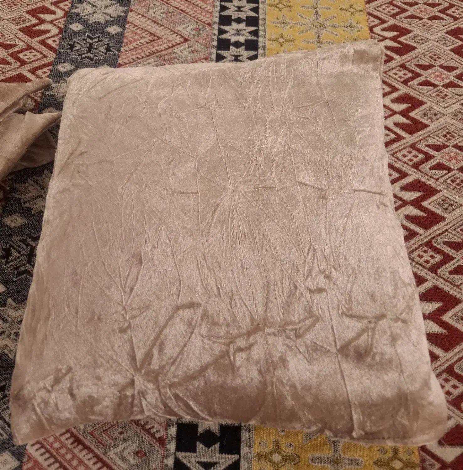 کوسن رنگ کرم طلایی|رختخواب، بالش، پتو|الوند, |دیوار