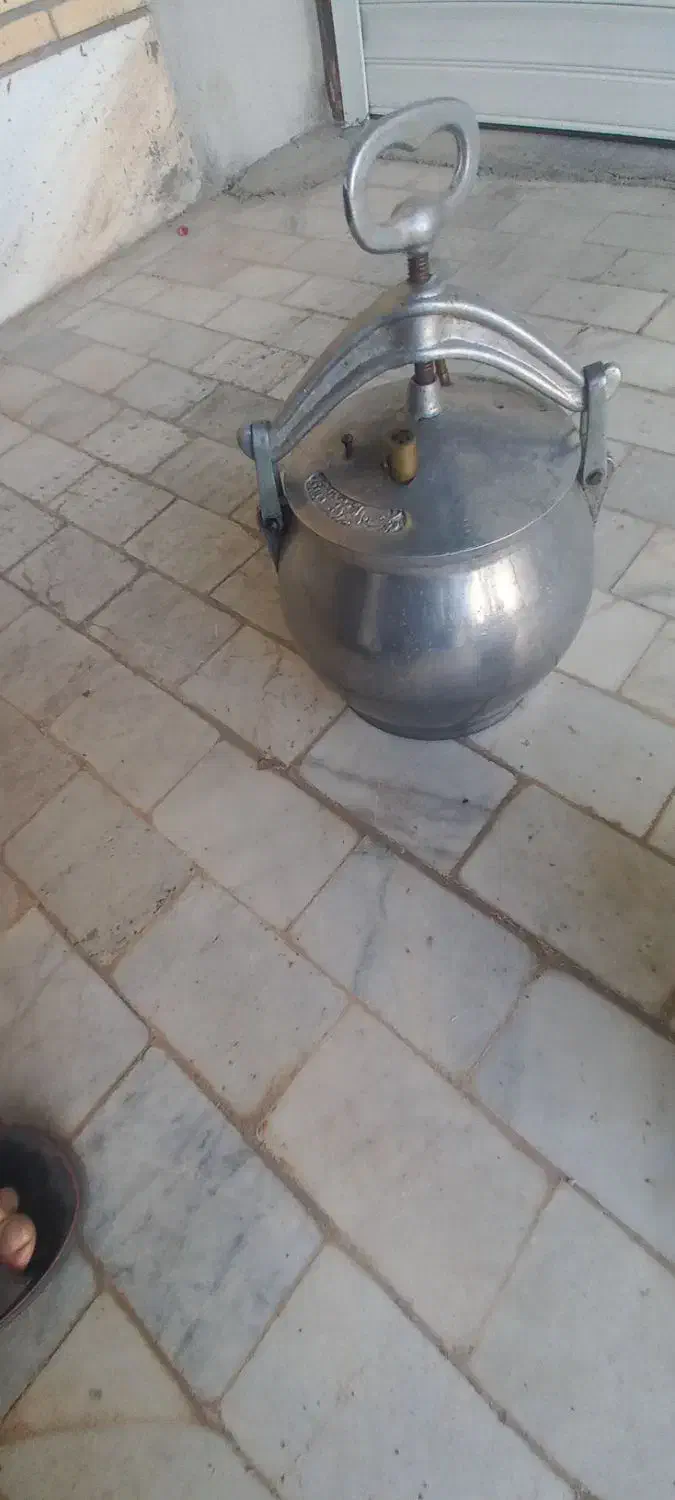 زودپز قدیمی|ظروف پخت‌وپز|میبد, |دیوار