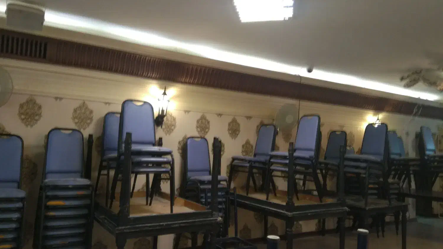 میز و صندلی رستوران همراه روکش|کافیشاپ و رستوران|مشهد, شهید فرامرز عباسی|دیوار