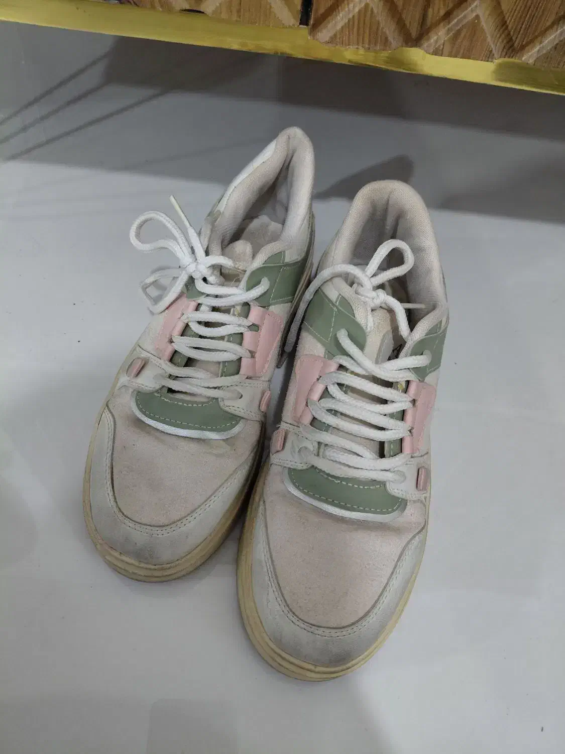 کفش نو|کیف، کفش، کمربند|تربت جام, میان جام|دیوار