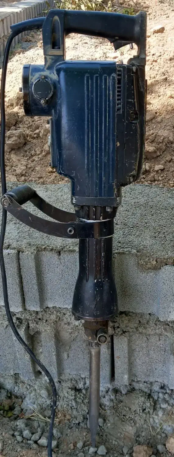 چاه کن کندن جای لوله تخریب کاری شیب گیری خانه|خدمات پیشه و مهارت|بجنورد, |دیوار