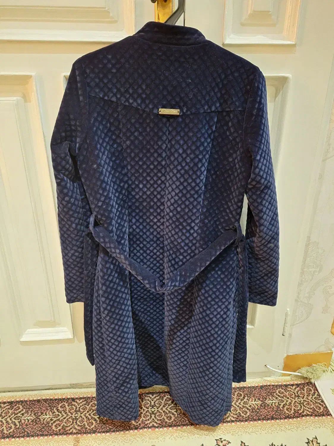 پالتو مخمل|لباس|رباط‌کریم, رباط‌کریم|دیوار