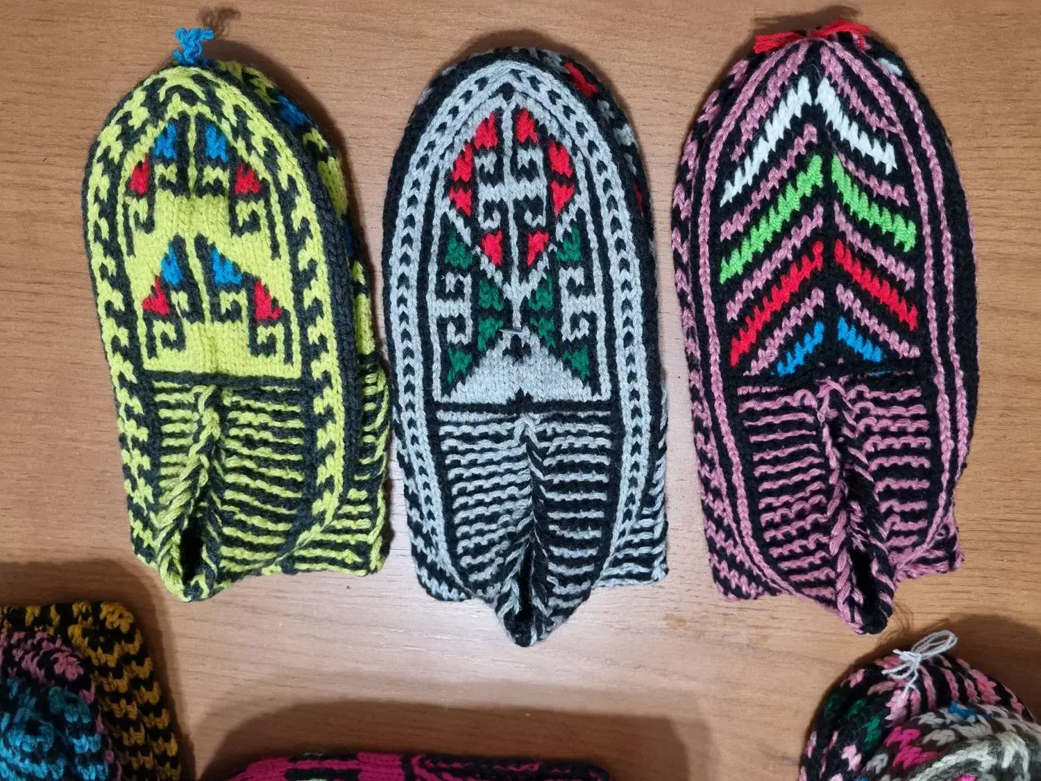 پاپوش دستبافت زنانه و مردانه|لباس|اندیشه, اندیشه فاز ۱|دیوار