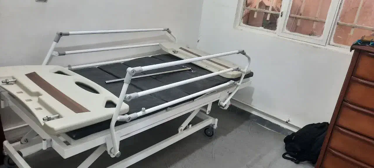 تخت بیمارستانی|پزشکی|بومهن, |دیوار