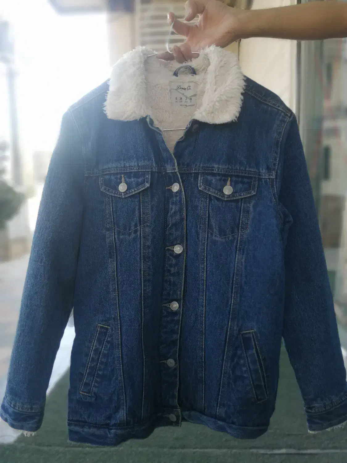 کت لی (جین)، استوک و تاناکورا|لباس|شیراز, جانبازان|دیوار