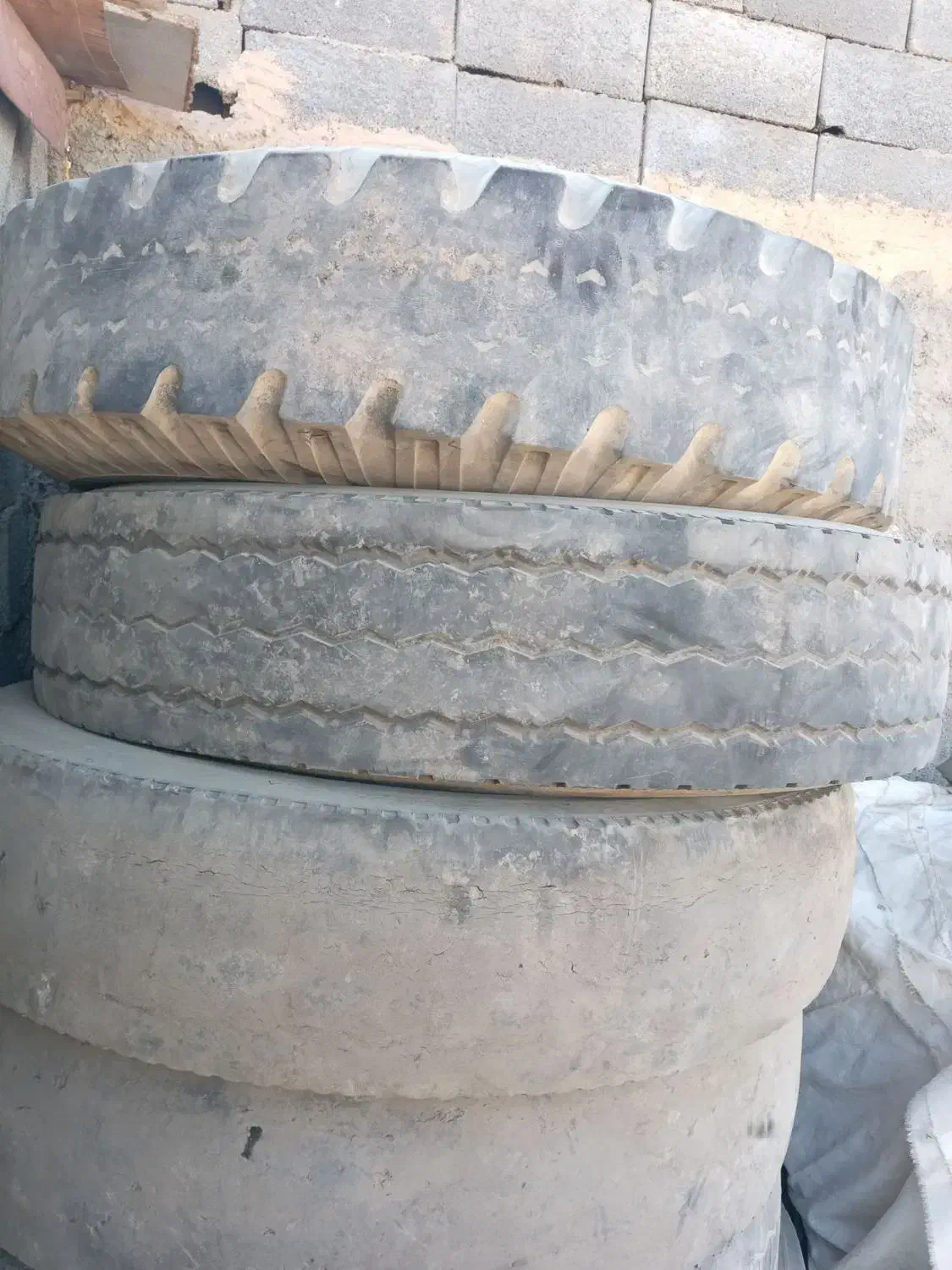 لاستیک ۲۴ و مقداری لوازم|قطعات یدکی و لوازم جانبی|اصفهان, باغ فدک|دیوار