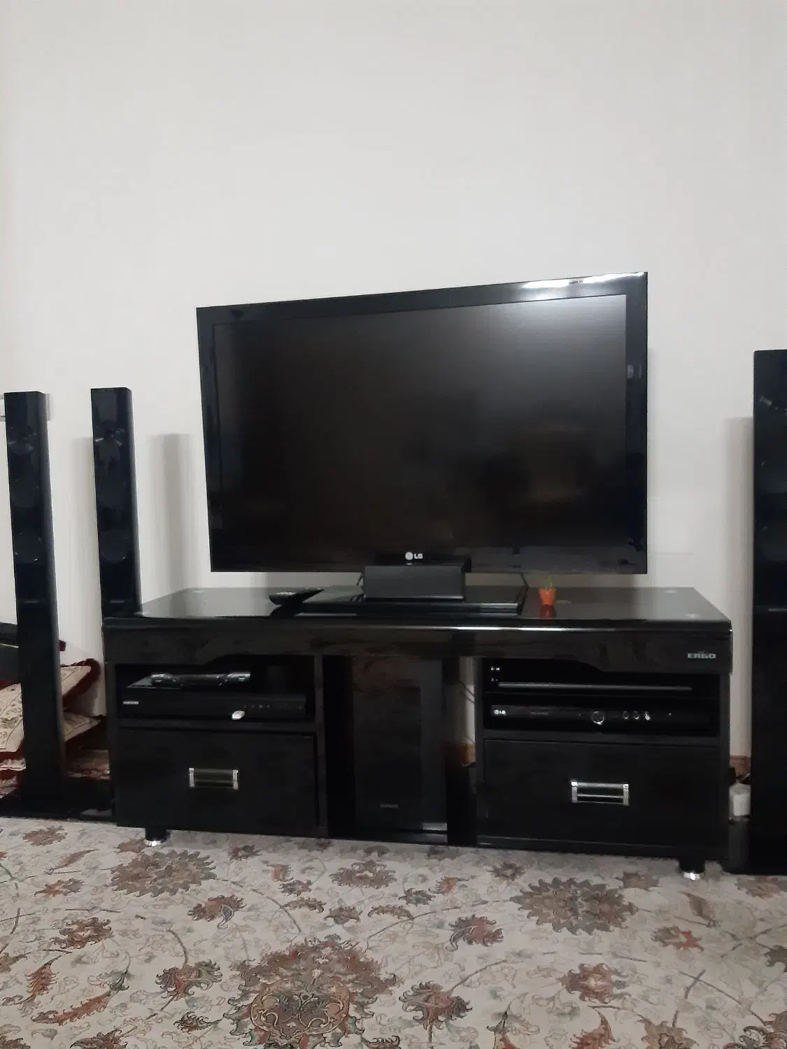 تلویزیون ۴۲ اینچ الجی به همراه میز و دی وی دی|تلویزیون و پروژکتور|اردبیل, |دیوار