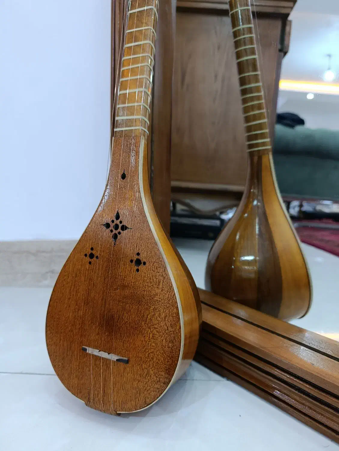 سه تا سالم نو|سازهای سنتی|رشت, عینک|دیوار