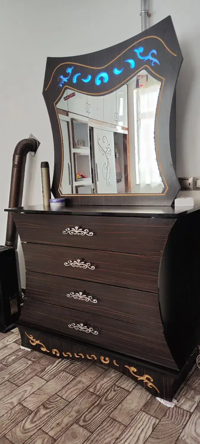 میز آرایشی|آینه|بکتاش, |دیوار