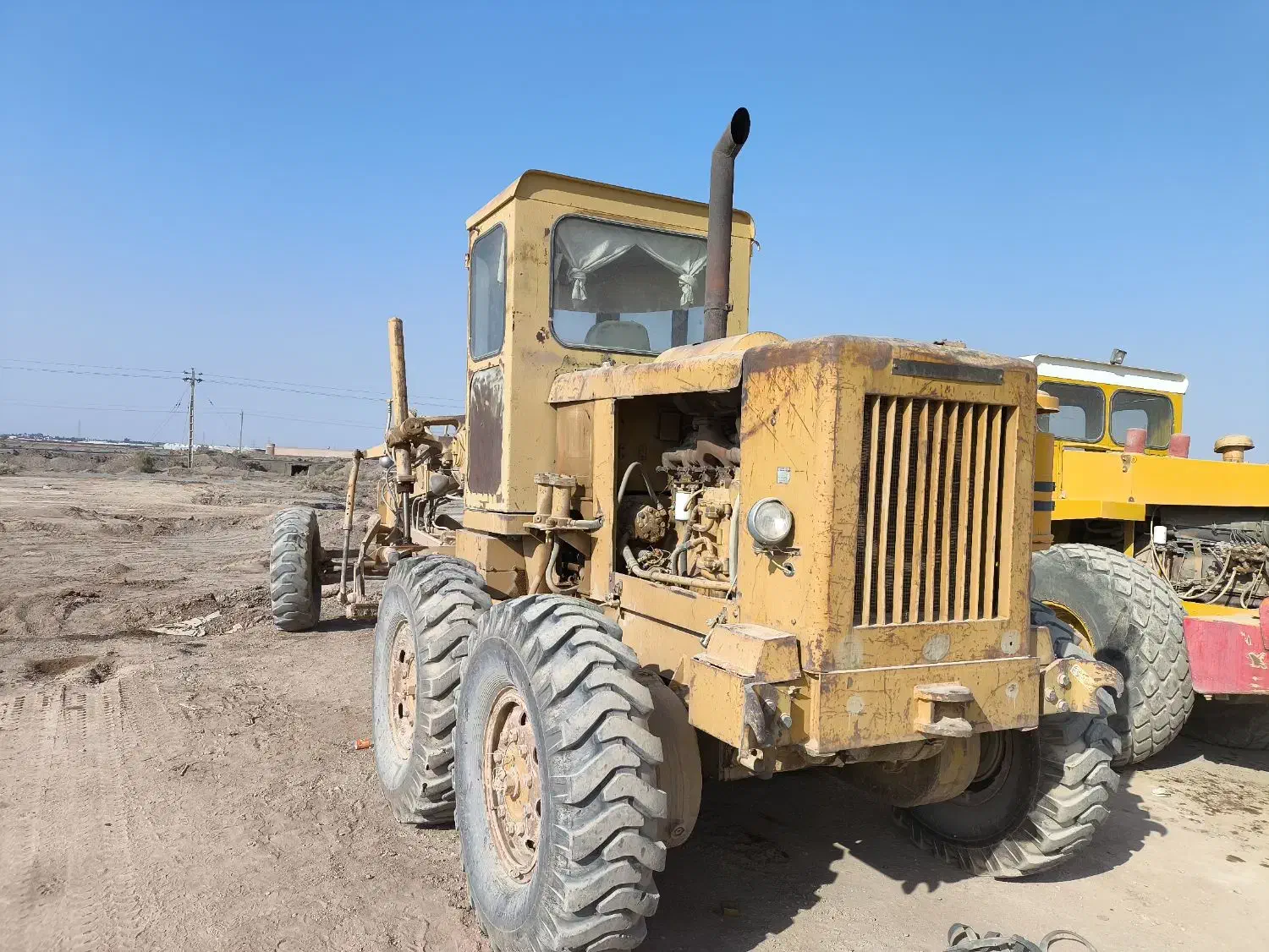 گریدر کوماتسو آر2 و غلطک خودرو CA25|خودرو سنگین|یزد, |دیوار