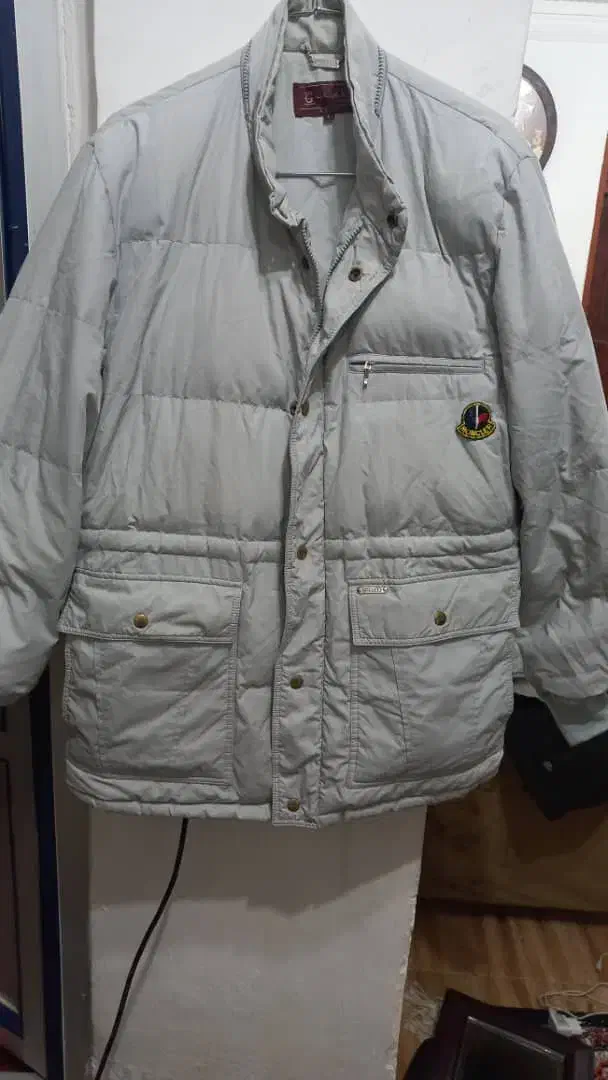 کاپشن|لباس|صومعه‌سرا, |دیوار