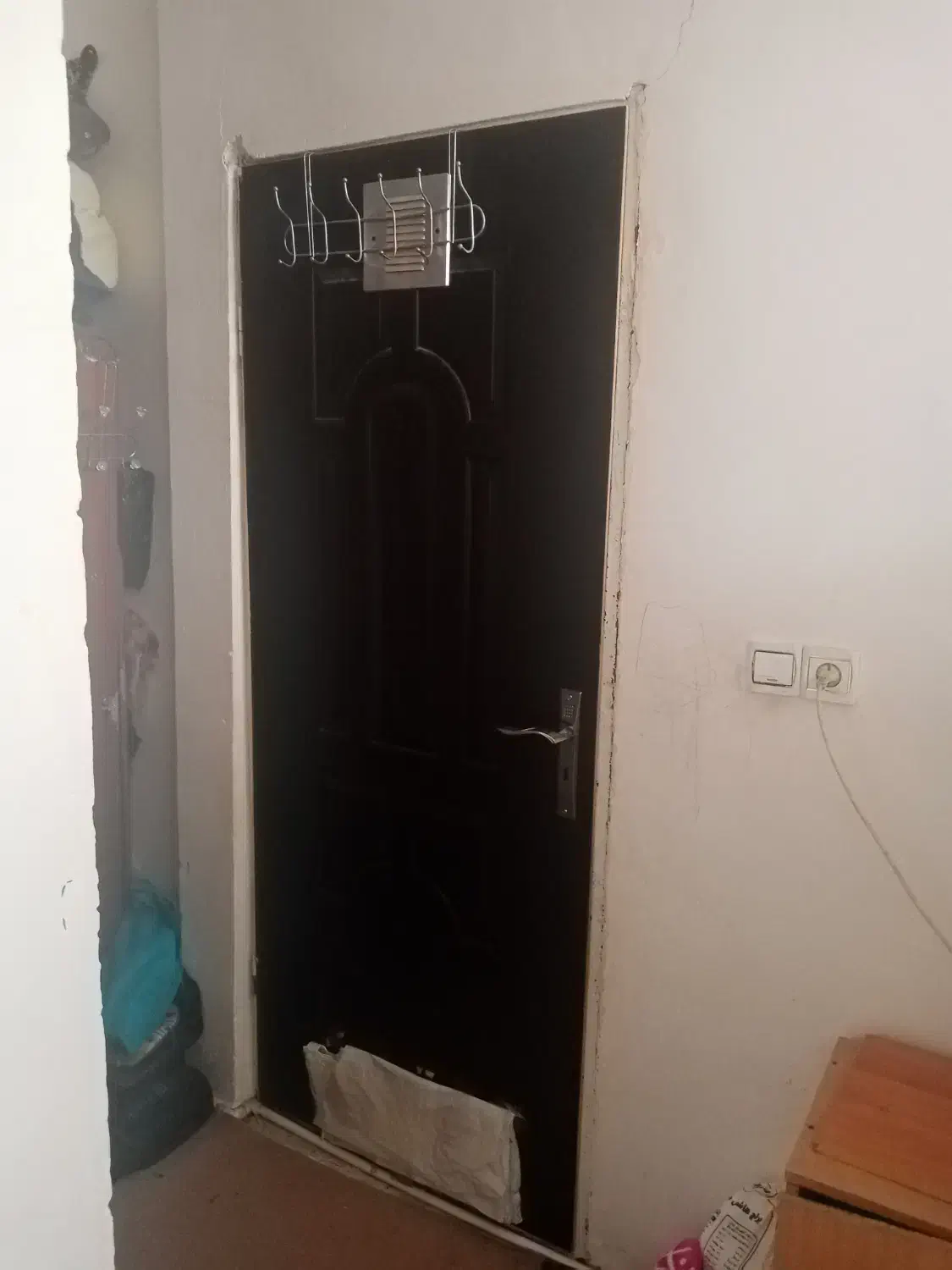 درب چوبی با چارچوب آهنی|مصالح و تجهیزات ساختمان|تربتحیدریه, آغوی|دیوار