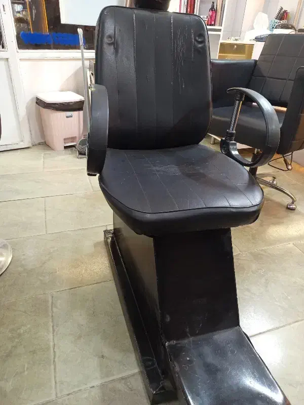 با سلام یک عدد صندل. اصلاح به فروش میرسد|آرایشگاه و سالن‌های زیبایی|ارومیه, |دیوار