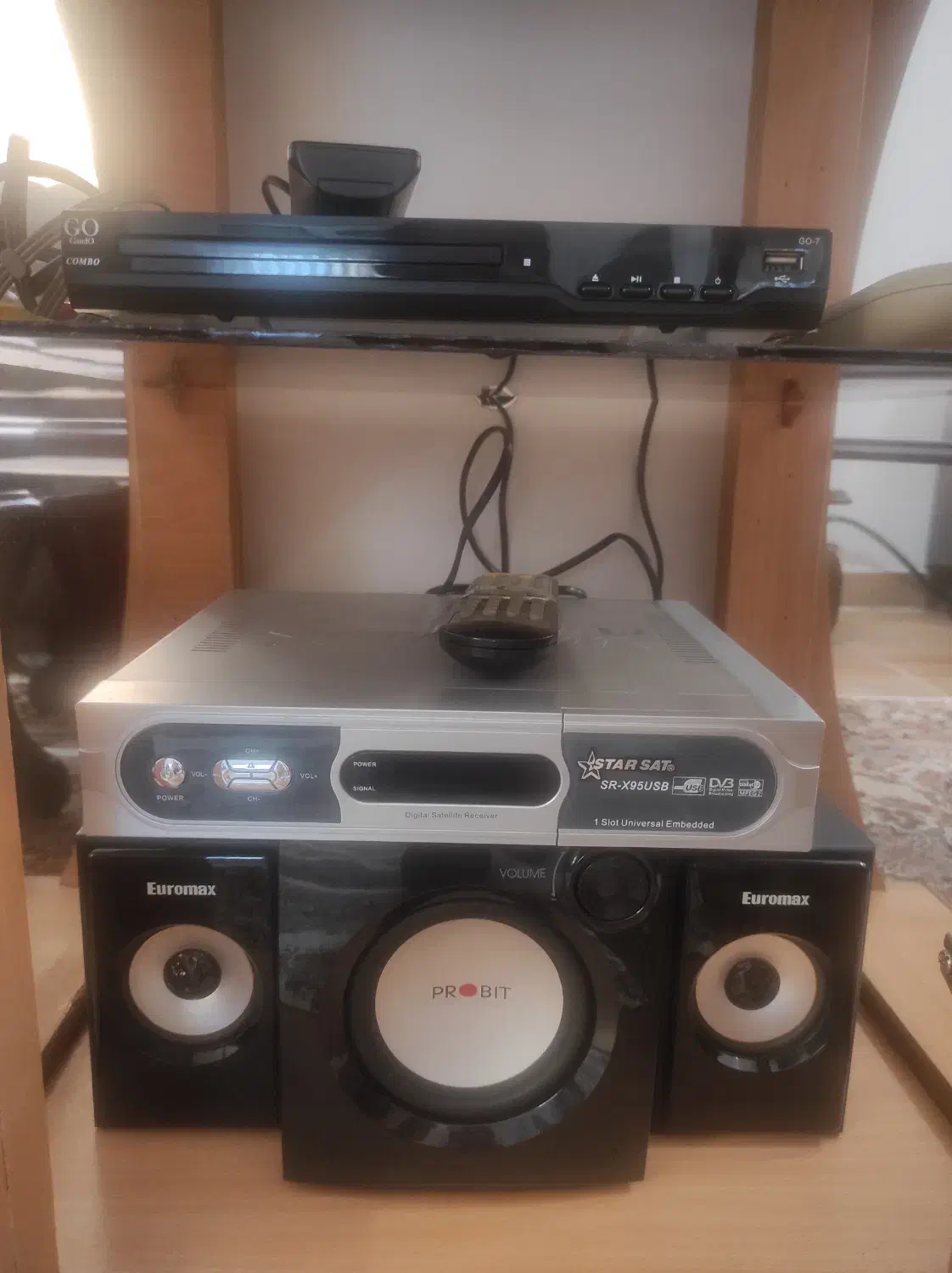 میز و تلویزیون و دستگاه دیجیتال و اسپیکر|تلویزیون و پروژکتور|رودسر, |دیوار