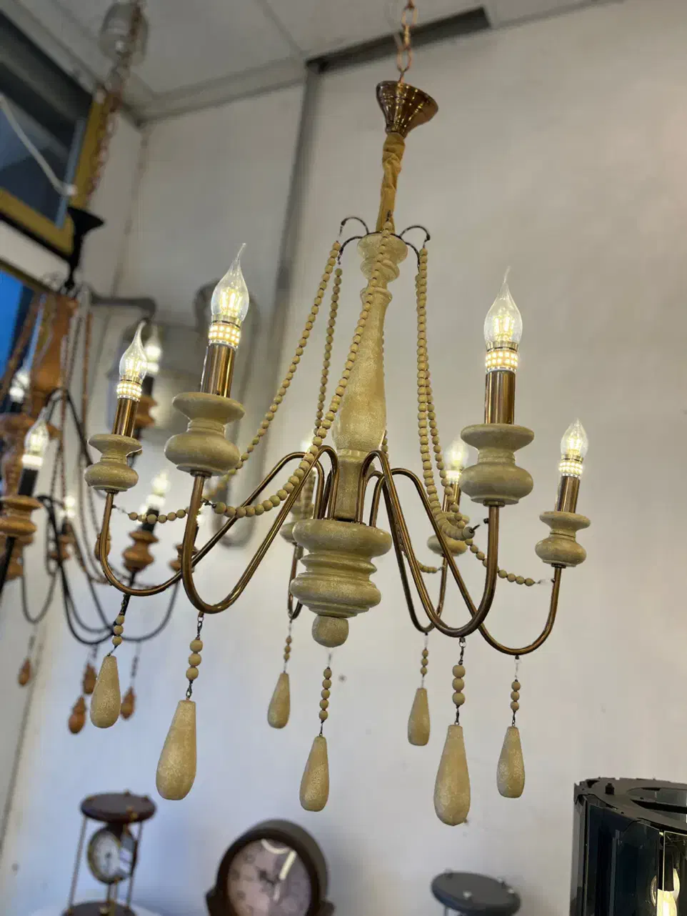 لوستر چوبی-فلزی شارلوت ۶ شاخه کرم-مسی|لوستر و چراغ آویز|تهران, نیروی هوایی (پیروزی)|دیوار