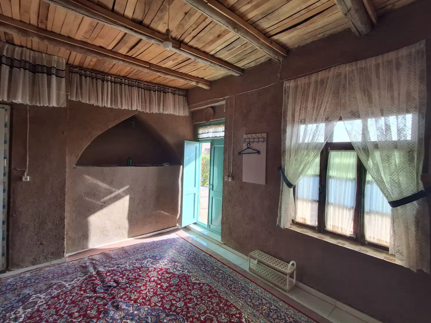 نیازمند یک نیرو خانم برای کار در اقامتگاه بوم گردی|استخدام سرایداری و نظافت|ملکآباد, |دیوار