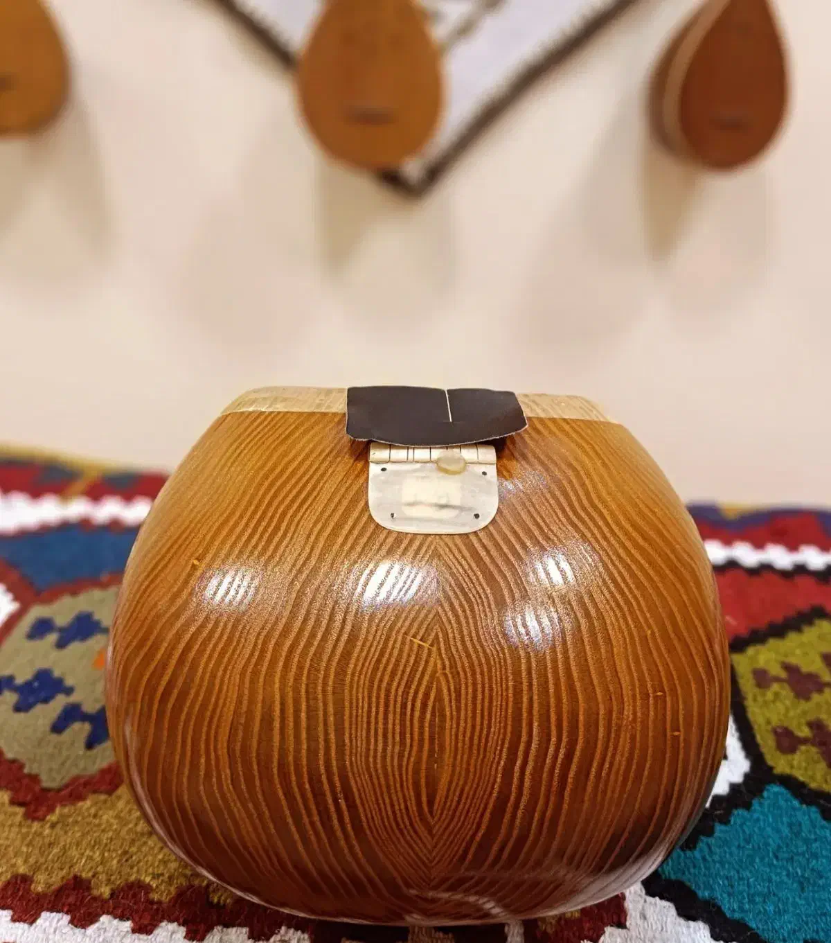 تار حرفه ای (سه مهر یوسف صنعت)|سازهای سنتی|رشت, سعدی (تختی)|دیوار