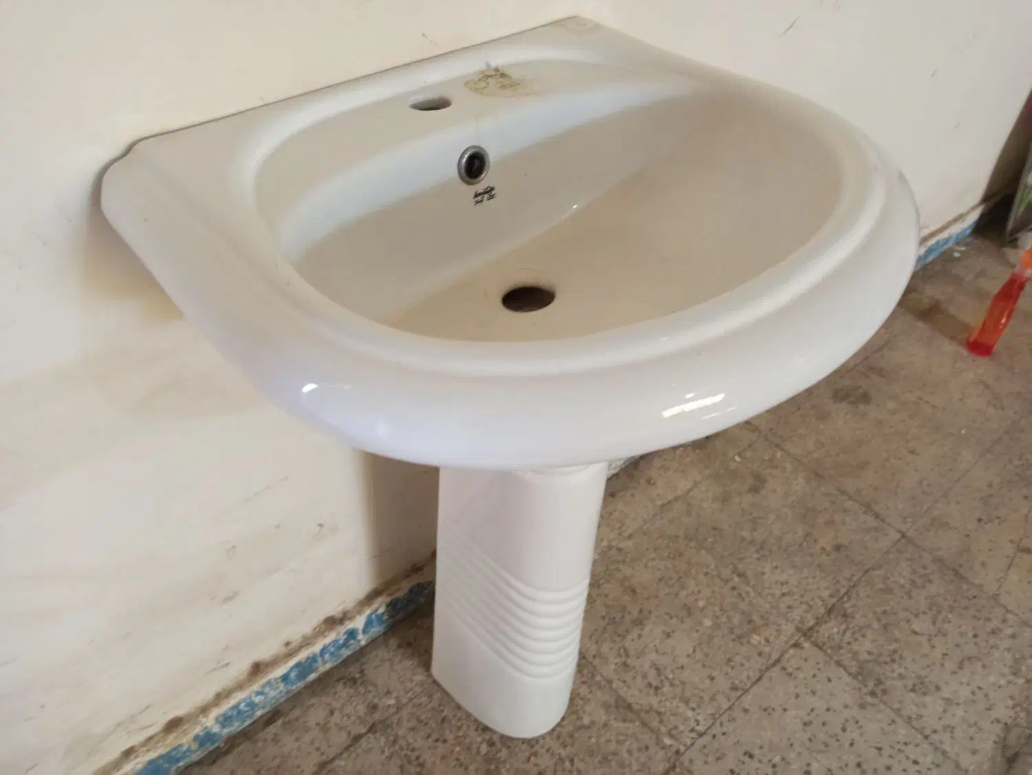 روشویی تمیزوسالم بدون ترک|لوازم سرویس بهداشتی|سنندج, |دیوار