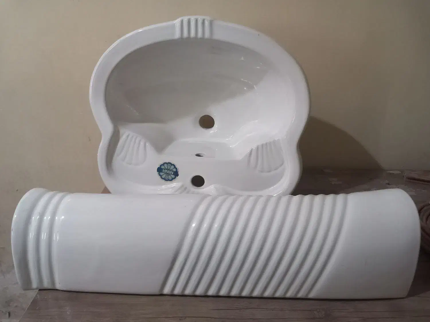 روشویی پایه دار سفید|لوازم سرویس بهداشتی|شوشتر, |دیوار