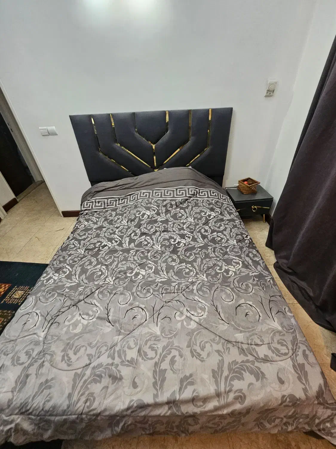 تخت دونفره و پاتختی و دراور و آینه و صندلی و تشک|تخت و سرویس خواب|تهران, تجریش|دیوار