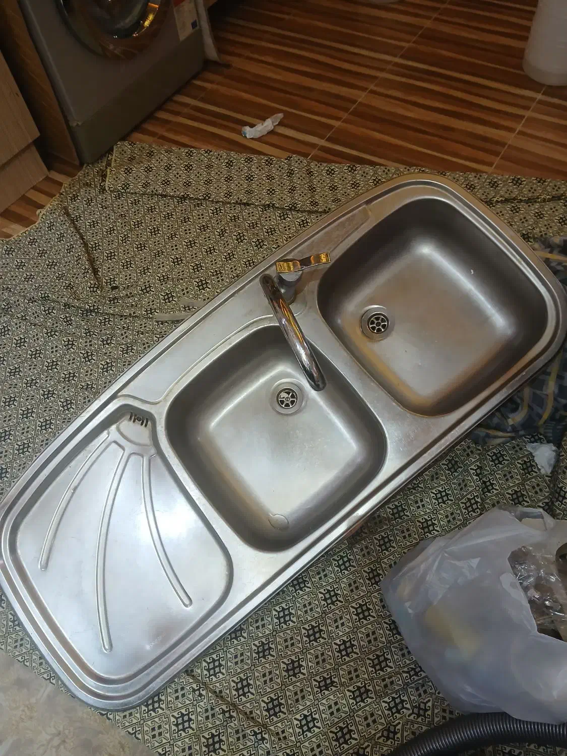 سینک با شیر|آبچکان و نظمدهنده ظروف|صومعهسرا, |دیوار