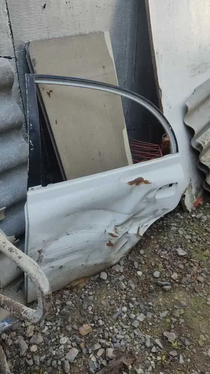 داغی در فابریک عقب سمت راننده|قطعات یدکی و لوازم جانبی|آمل, |دیوار