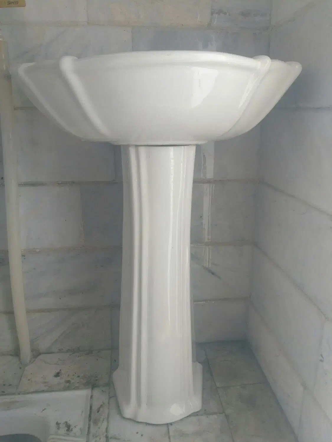 روشویی سرامیکی در حد نو|لوازم سرویس بهداشتی|سمنان, |دیوار