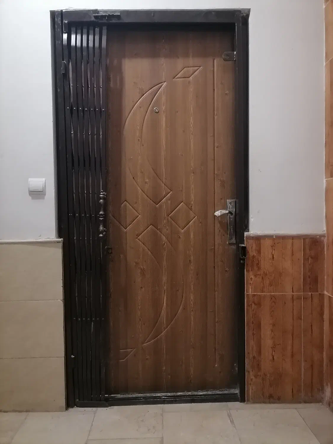 درب ورودی آپارتمان بهمراه حفاظ|مصالح و تجهیزات ساختمان|مهدی شهر, |دیوار