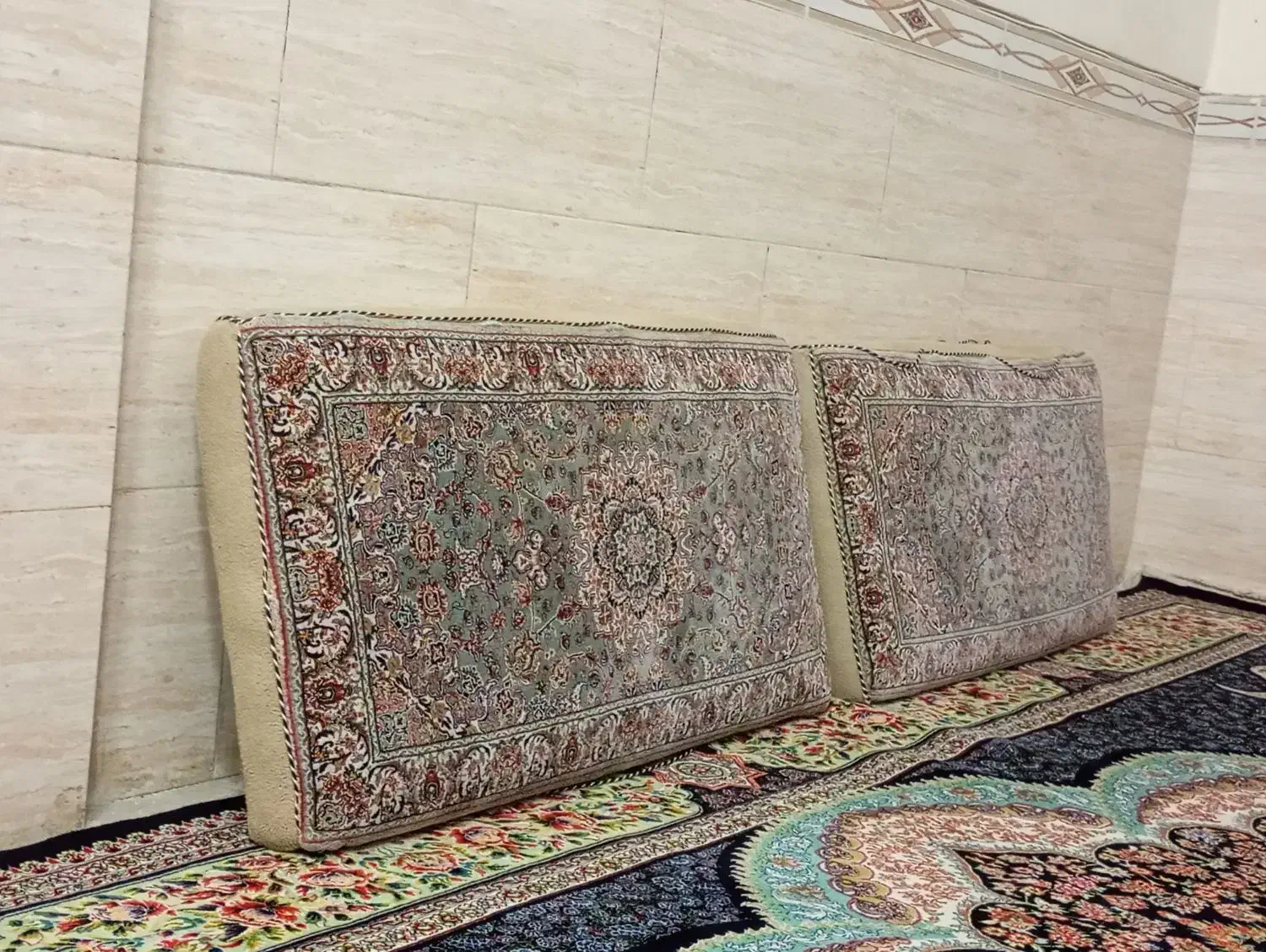 پشتی در حد نو|پشتی|زنجان, |دیوار