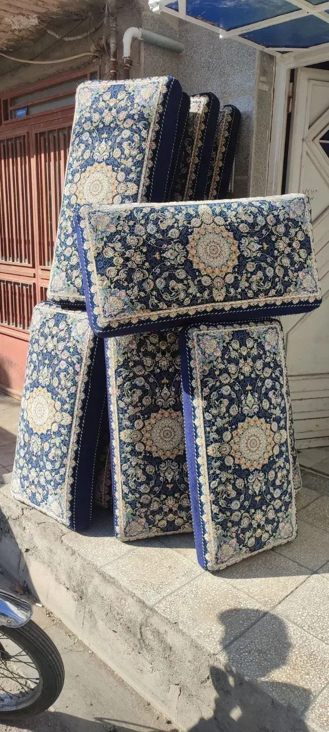 طرح رز|پشتی|قم, چهل درخت‎|دیوار