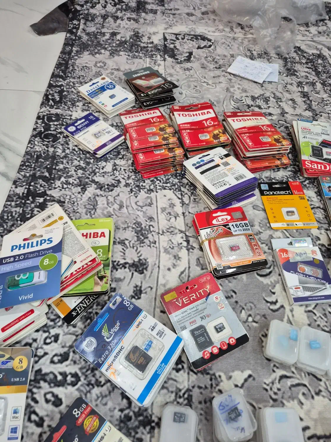 رم و فلش ۸ و ۱۶ و ۳۲ گیگ به قیمت عمده همه باهم|لوازم جانبی موبایل و تبلت|تهران, نیروی هوایی (پیروزی)|دیوار