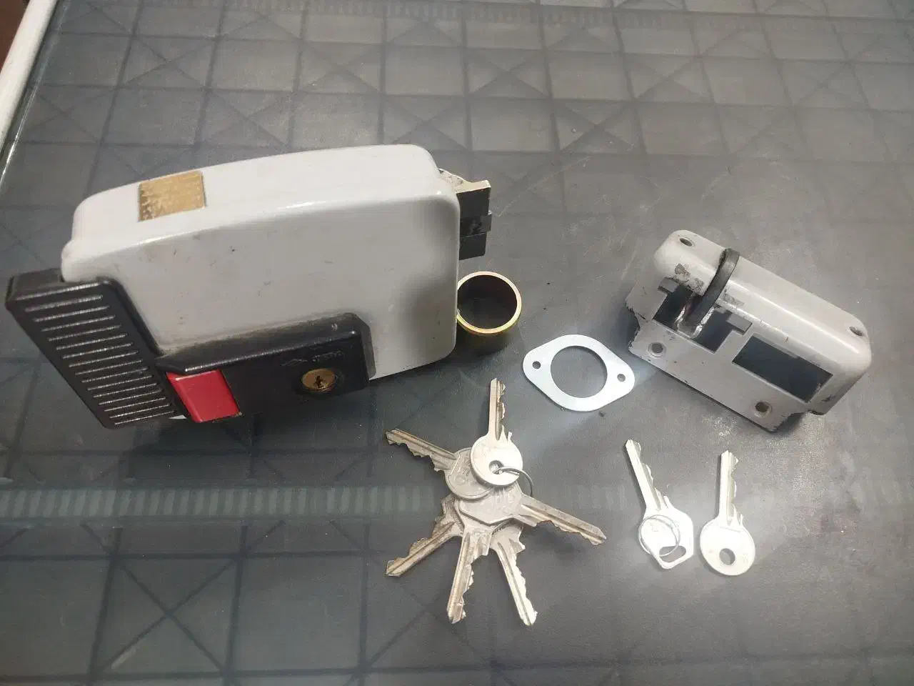 قفل برقی سیزا گالوانیره 12 ولتی مدل 671 حیاطی|مصالح و تجهیزات ساختمان|تهران, سلسبیل جنوبی|دیوار