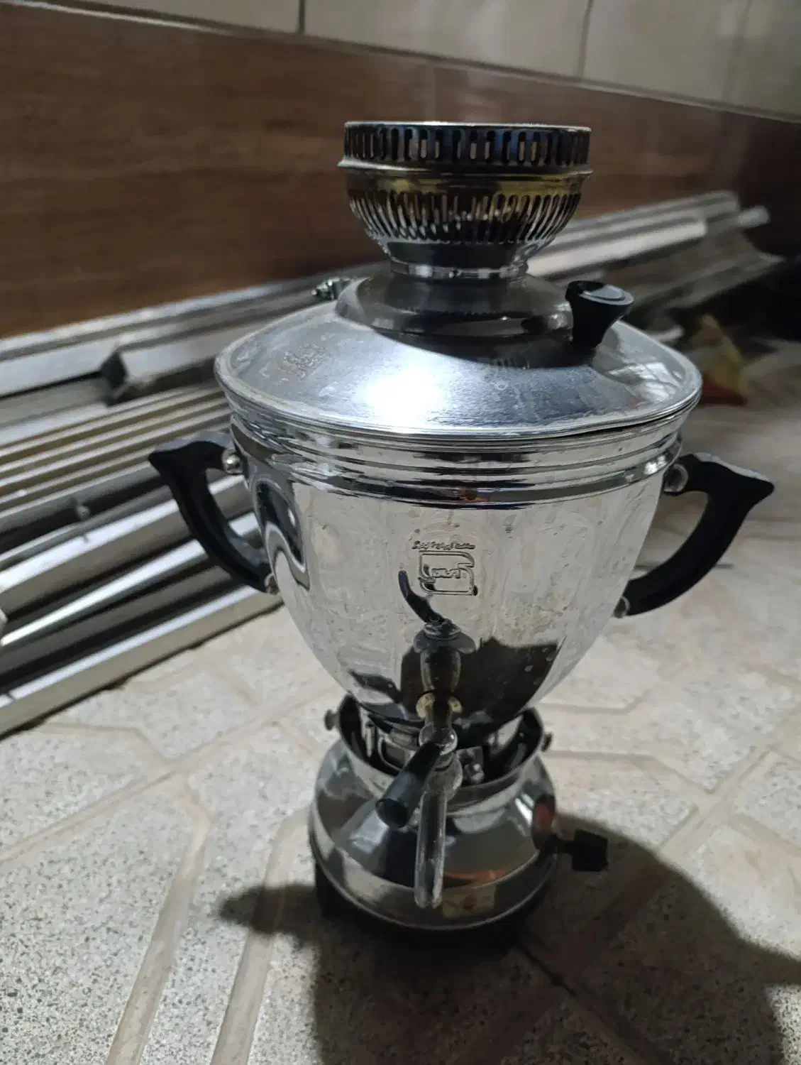 یک سماور سالموتمیز|سماور، چایساز، قهوهساز|کاشمر, |دیوار