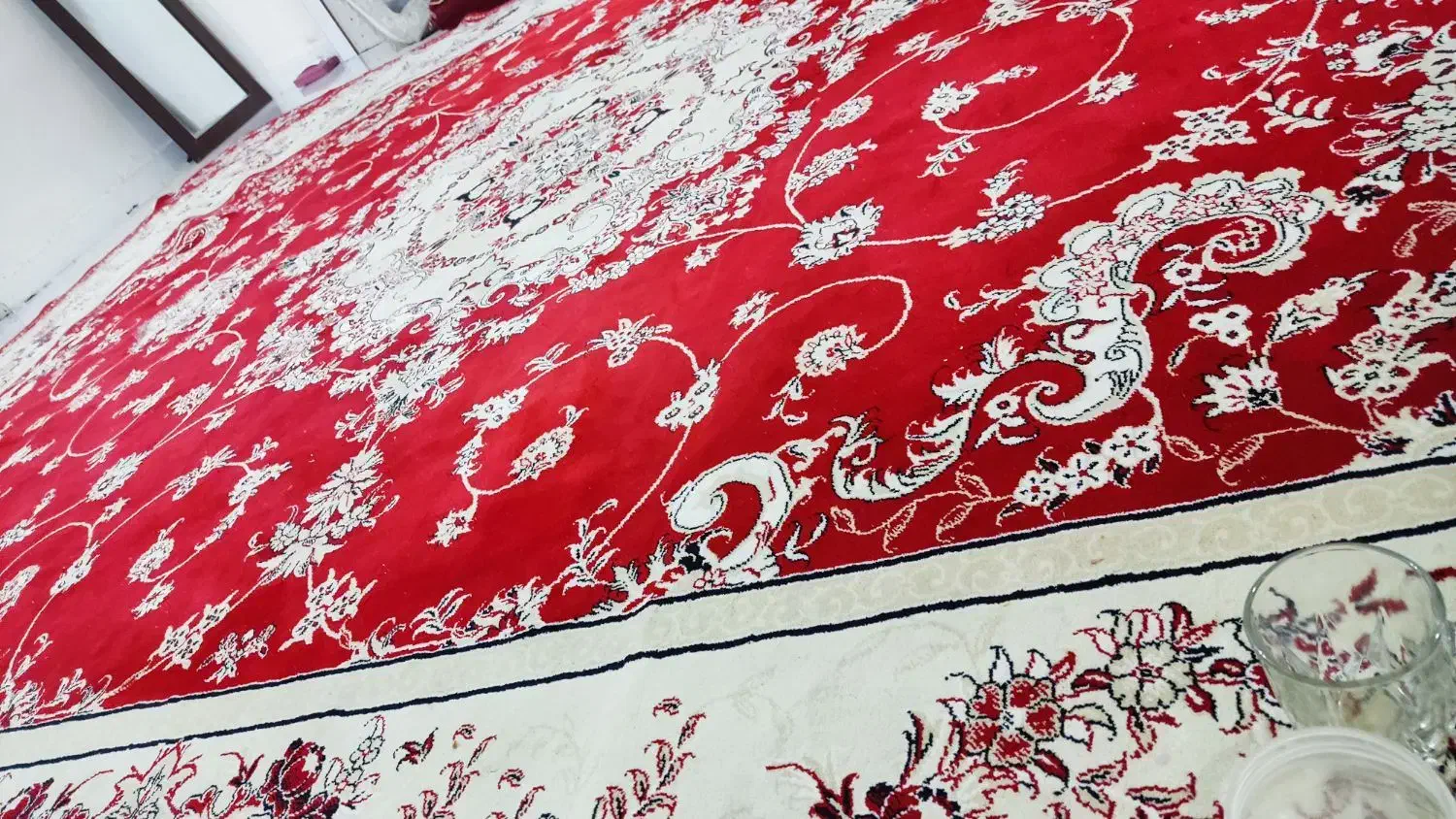 قالی قرمز  و چهار پشتی|فرش|اهواز, گلستان|دیوار