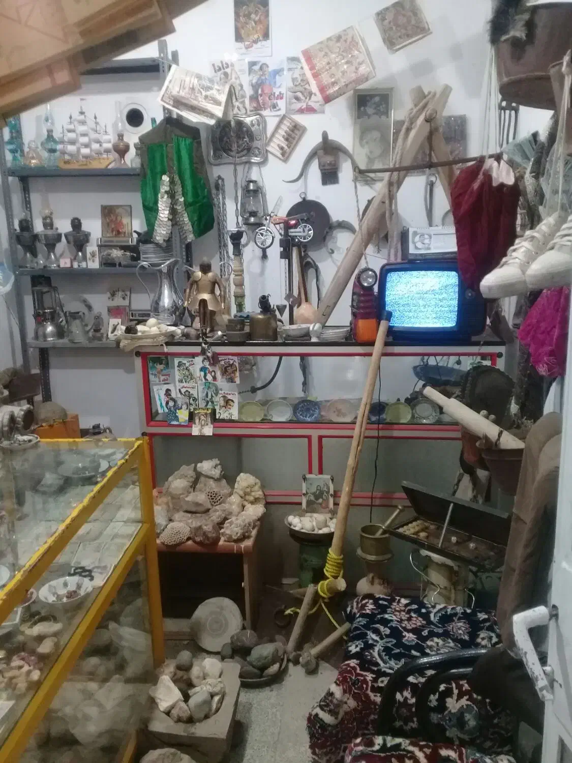 مغازه انتیک|کلکسیون اشیاء عتیقه|کبودرآهنگ, |دیوار