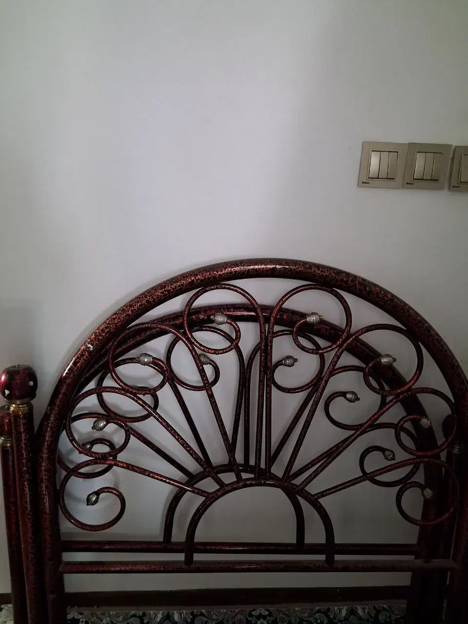 تخت فرفورژه، کمد ویترین دار و میز کار|تخت و سرویس خواب|پردیس, فاز ۱۱|دیوار