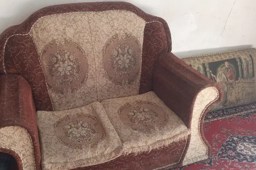 مبل و دوتا پشتی همش ۳۰۰|حراج|بروجرد, |دیوار