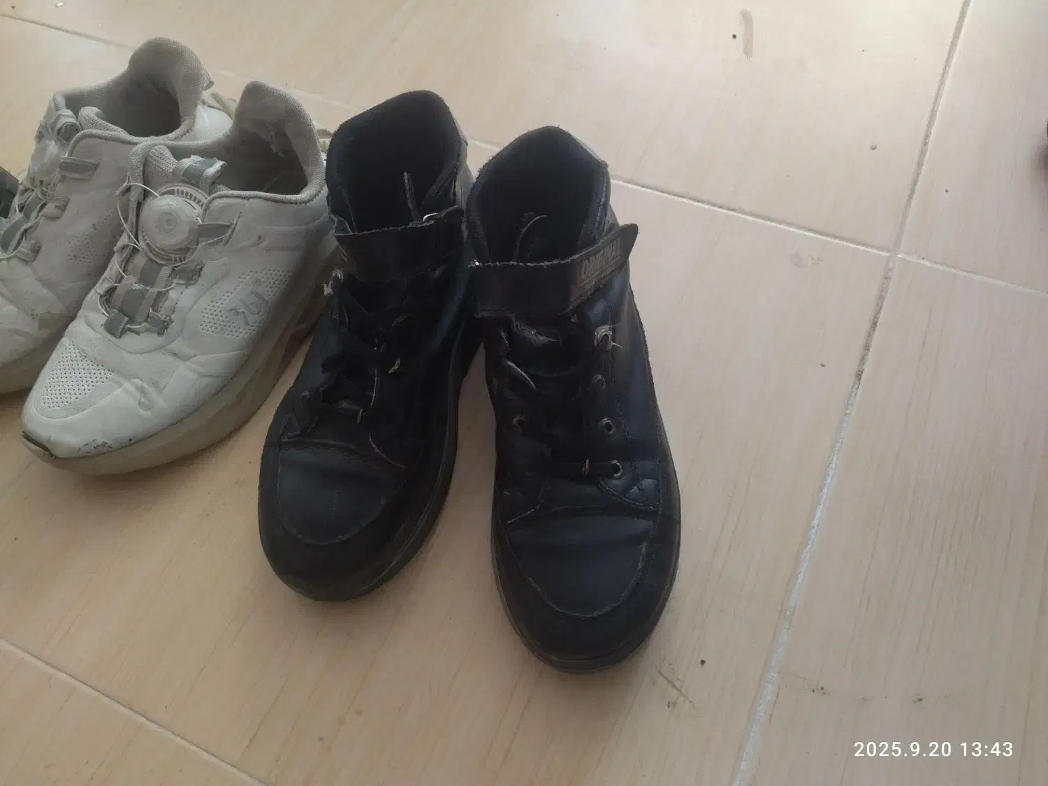 سه جفت نیم بوت یک جفت کتانی|کفش و لباس بچه|اسفراین, |دیوار