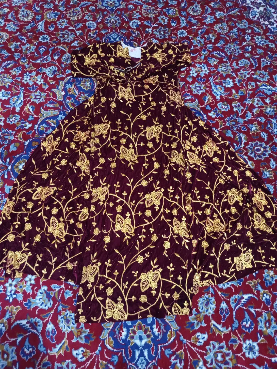 لباس لری|لباس|ارمند, |دیوار