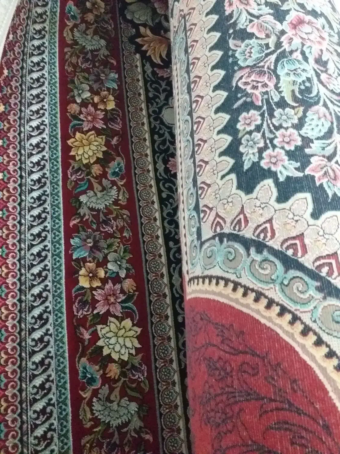 فرش قرمزورنگ کرم روشن هردوابریشمی هستن بسیارزیبا|فرش|شفت, |دیوار