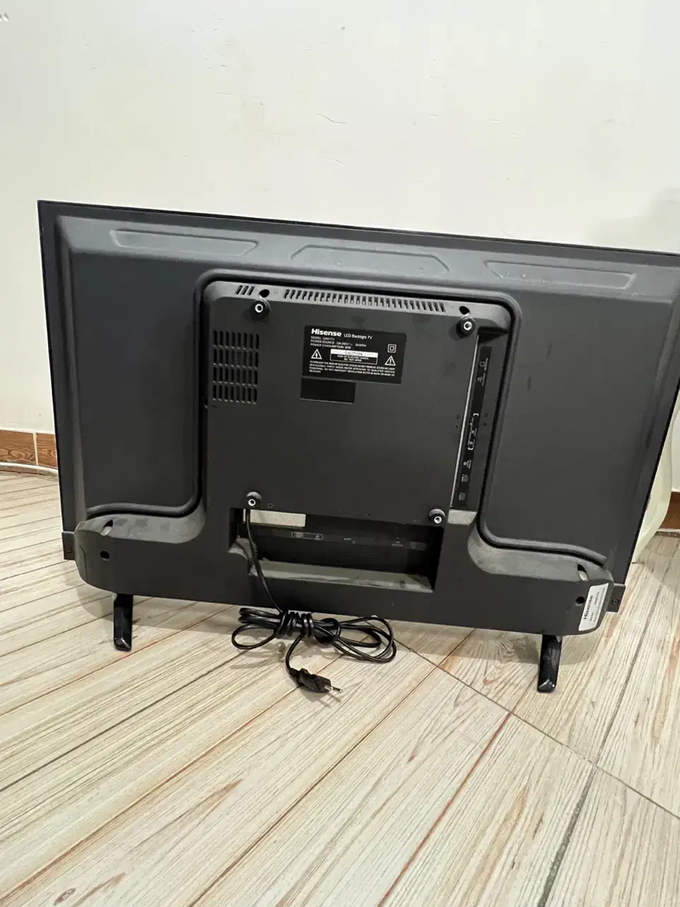 تلوزیون صفحه شکسته هایسنس|تلویزیون و پروژکتور|فومن, |دیوار