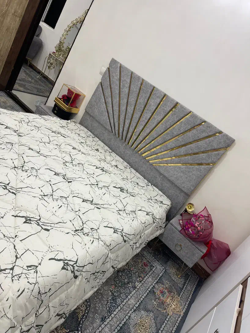 تخت دو نفره میز آرایش و ایینه و پاتختی|تخت و سرویس خواب|دورود, |دیوار