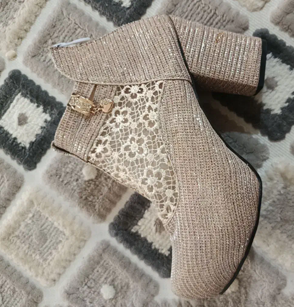 کفش|کیف، کفش، کمربند|پرند, فاز ۶|دیوار