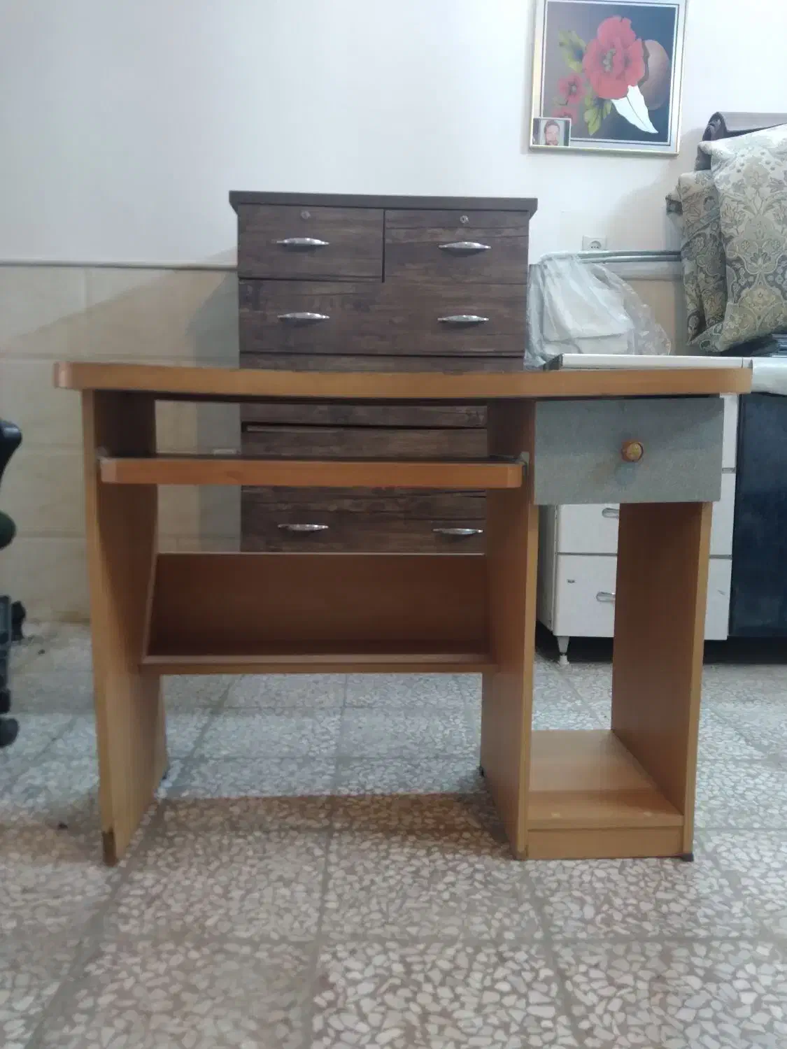 یک عدد میزکامپیوتر|میز تحریر و کامپیوتر|قم, نیروگاه|دیوار